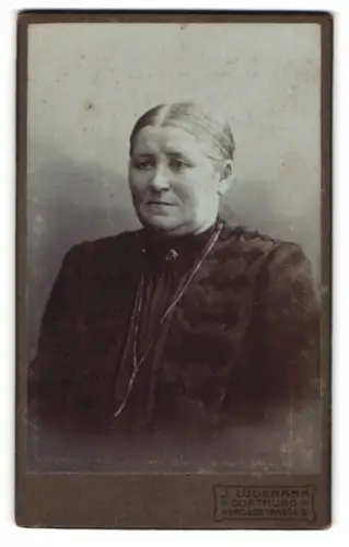 Fotografie J. Lüdemann, Dortmund, Heroldstrasse 2, Porträt einer älteren Dame