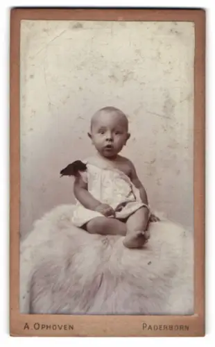 Fotografie A. Ophoven, Paderborn, Porträt eines kleinen Kindes