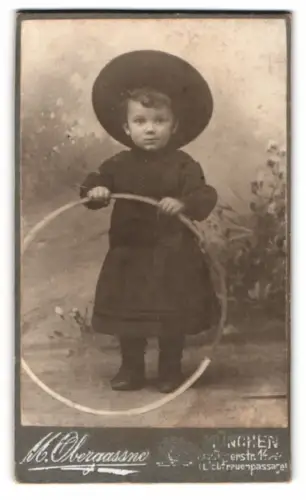 Fotografie M. Obergassner, München, Kaufingerstrasse 14, Kind mit Reif