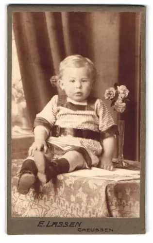Fotografie E. Lassen, Greussen, Am Steingraben, Kind auf Tisch sitzend