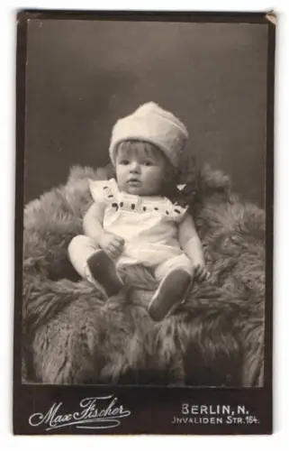 Fotografie Max Fischer, Berlin, Invalidenstrasse 164, Kleinkind auf Fell
