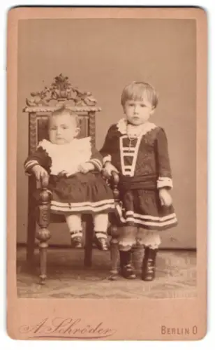 Fotografie A. Schröder, Berlin, Zwei Kinder in feiner Garderobe