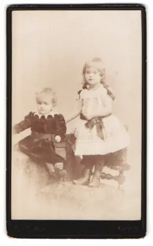Fotografie Carl Günther, Berlin, Behrenstrasse 24, Zwei Kinder im Atelier