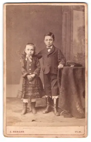 Fotografie C. Berger, Ulm, Zwei Kinder im Atelier