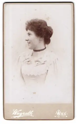 Fotografie Wegrath, Wien, Porträt einer Frau im Profil