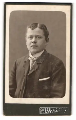 Fotografie Wezel & Sippel, Metzingen, Porträt eines Mannes in Anzug