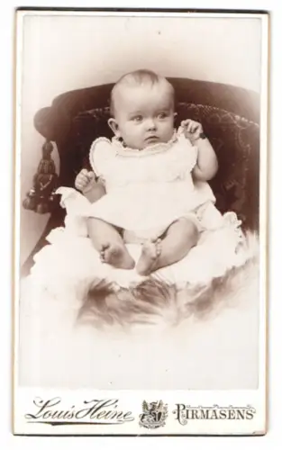 Fotografie Louis Heine, Pirmasens, Bergstrasse 4, Porträt eines Babys auf einem Sessel