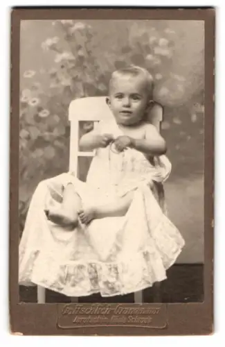 Fotografie Gottschlich-Grundmann, Jarotschin, Kleinkind auf Stuhl