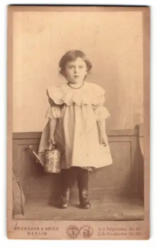 Fotografie Grundner & Abich, Berlin, Köpenicker Str. 62, Kind mit Giesskanne