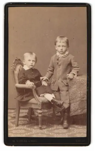 Fotografie H. Strube & Sohn, Löbau, Blumenstrasse 339, Zwei Kinder in eleganter Kleidung