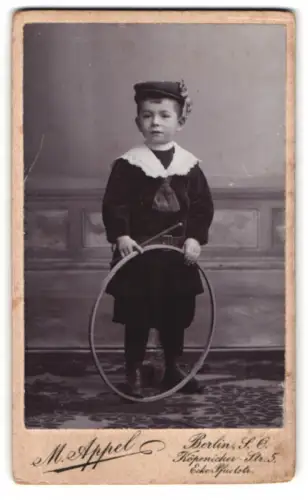 Fotografie M. Appel, Berlin, Köpenicker Strasse 5, Kleiner Junge mit Reifen