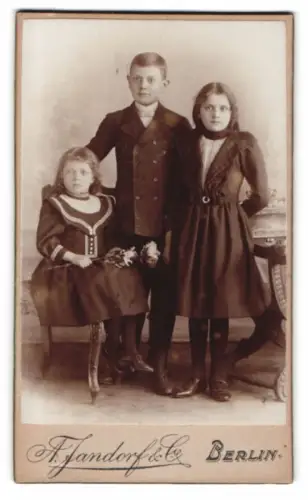 Fotografie F. Jandorf & Co., Berlin, Spittelmarkt 16/17, Portrait dreier Kinder