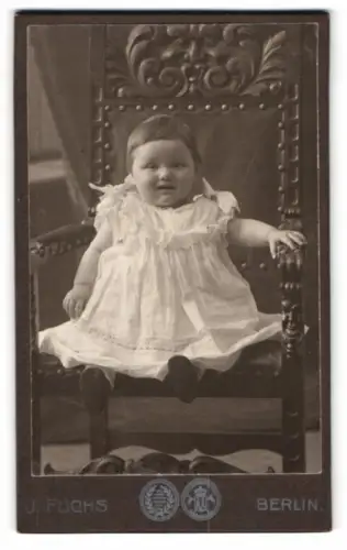 Fotografie J. Fuchs, Berlin, Friedrichstr. 108, Kind auf kunstvollem Stuhl