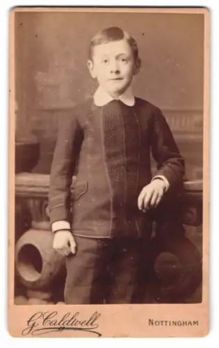 Fotografie G. Caldwell, Nottingham, 95 Carrington Street, Junge im eleganten Anzug