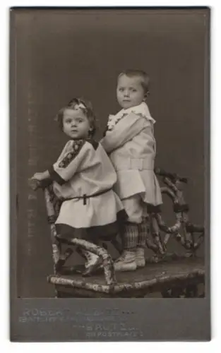 Fotografie Robert Kubitz, Bautzen, Postplatz 2, Zwei Kinder auf rustikalem Stuhl