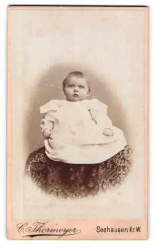Fotografie C. Thormeyer, Seehausen, Kleinkind in weissem Kleid 1899