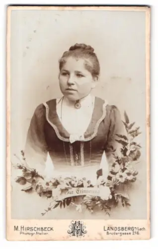 Fotografie M. Hirschbeck, Landsberg am Lech, Brudergasse 216, Frau mit Blumenarrangement