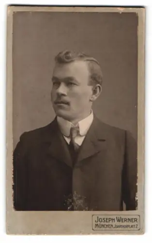 Fotografie Joseph Werner, München, Isartorplatz 2, Porträt eines Mannes mit Schnurrbart