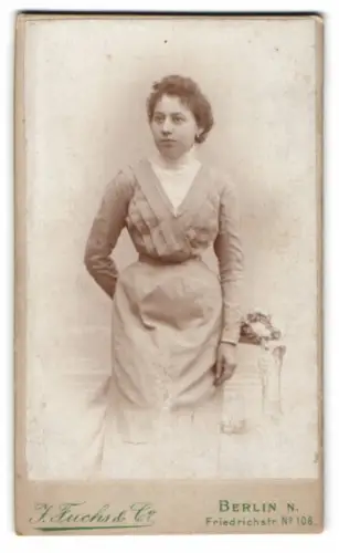 Fotografie J. Fuchs & Co., Berlin, Friedrichstr. 108, Junge Frau in elegantem Kleid