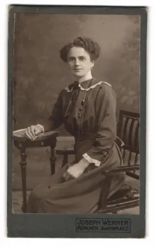 Fotografie Joseph Werner, München, Isartorplatz 2, Dame in vornehmer Pose