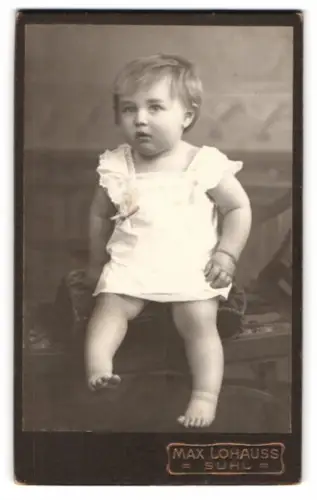 Fotografie Max Lohauss, Suhl, Kind in weissem Kleid