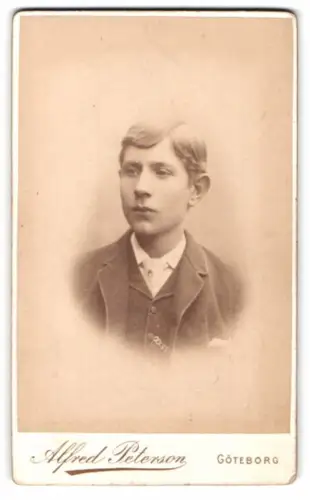 Fotografie Alfred Peterson, Göteborg, Södra Hamngatan 29, Porträt eines jungen Mannes