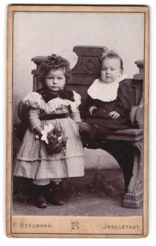 Fotografie F. Bergmann, Ingolstadt, Theresienstrasse 329, Zwei Kinder bei einer Bank