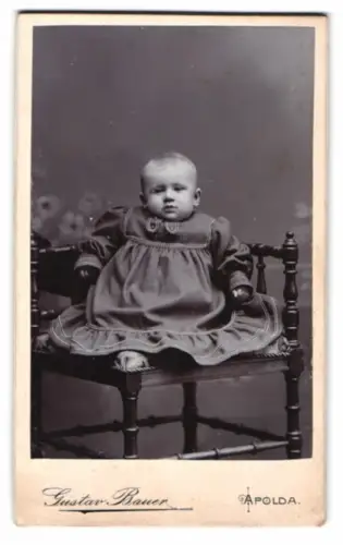 Fotografie Gustav Bauer, Apolda, Obere Bahnhof-Strasse, Porträt eines Kleinkinds auf Stuhl