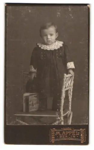 Fotografie M. Appel, Berlin, Neue Königstr. 1, Kind auf Stuhl stehend