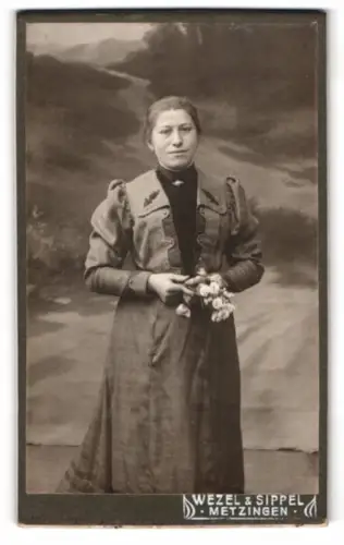 Fotografie Wezel & Sippel, Metzingen, Frau mit Blumenstrauss