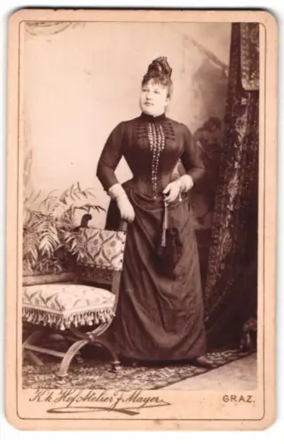 Fotografie Ferd. Mayer, Graz, Beethovenstrasse 21, Frau in elegantem Kleid