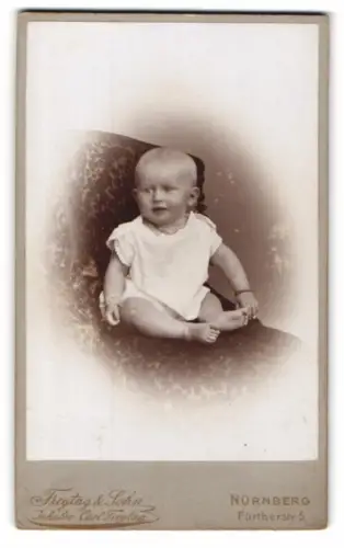 Fotografie Freytag & Sohn, Nürnberg, Fürtherstr. 5, Kleinkind auf Sessel