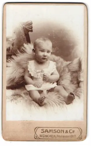 Fotografie Samson & Co., München, Neuhauserstr. 7, Kleinkind in Spitzenkleid