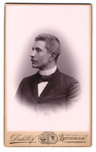 Fotografie Dahlöf, Stockholm, Drottninggatan 47, Porträt eines Mannes im Anzug 1895