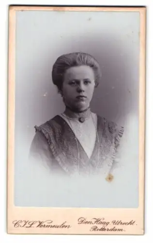 Fotografie C. J. L. Vermeulen, Den Haag, Toussaintkade 11, Porträt einer Frau 1913