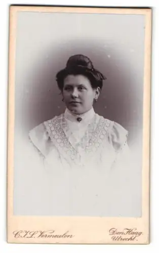 Fotografie C. J. L. Vermeulen, Den Haag, Toussaintkade 11, Porträt einer Dame 1909