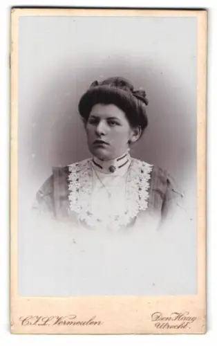 Fotografie C. J. L. Vermeulen, Den Haag, Toussaintkade 11, Porträt einer jungen Dame 1909