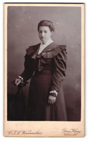 Fotografie C. J. L. Vermeulen, Den Haag, Toussaintkade 11, Porträt einer Frau in elegantem Kleid 1910