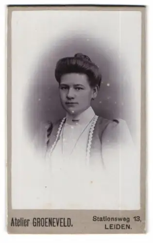 Fotografie Atelier Groeneveld, Leiden, Stationsweg 13, Porträt einer Frau mit elegantem Haarknoten