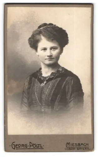 Fotografie Georg Pöltl, Miesbach, Rathausstrasse, Portrait einer jungen Frau