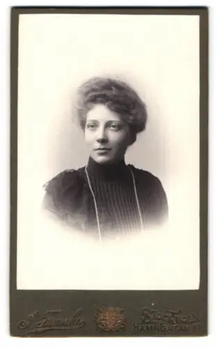 Fotografie J. Franke, Stockholm, Hamngatan 17, Porträt einer Frau mit elegantem Kleid