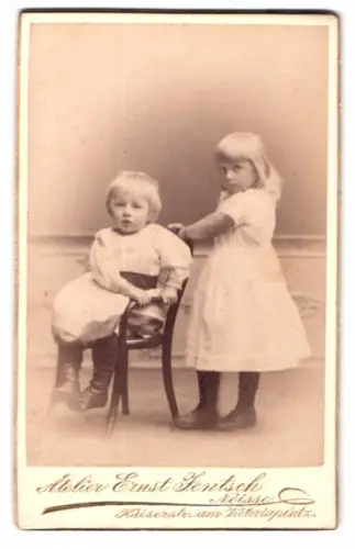 Fotografie Ernst Jentsch, Neisse, Kaiserstrasse, Zwei Kinder in heller Kleidung