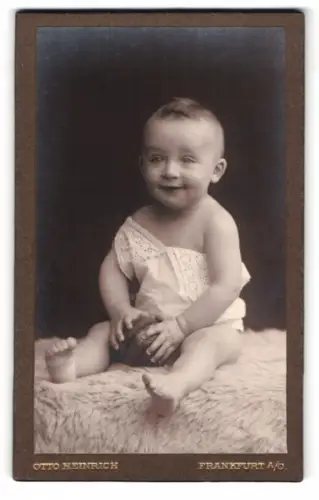Fotografie Otto Heinrich, Frankfurt a. O., Wilhelmplatz 20, Porträt eines lächelnden Kleinkindes