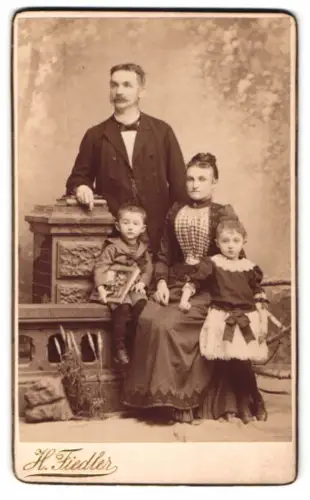 Fotografie H. Fiedler, Praha, Wenzels-Platz 24, Familienporträt mit zwei Kindern