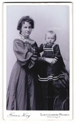 Fotografie Franz Kny, Questenberg-Meissen, Mühlweg 31, Porträt einer Frau mit Kind