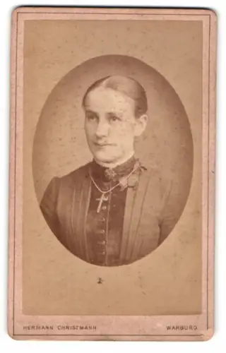 Fotografie Hermann Christmann, Warburg, Portrait einer Dame mit Kreuz-Halskette