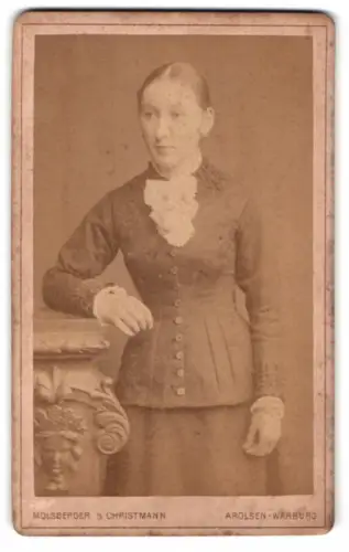 Fotografie Molsberger & Christmann, Arolsen-Warburg, Frau in dunklem Kleid