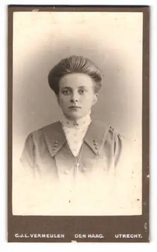 Fotografie C. J. L. Vermeulen, Den Haag, Toussaintkade 11, Porträt einer Frau mit elegantem Kleid