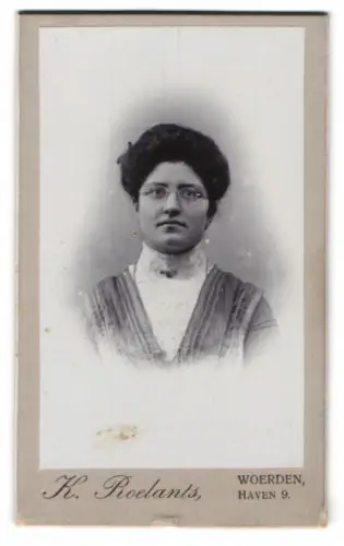 Fotografie K. Roelants, Woerden, Haven 9, Porträt einer Dame mit Brille