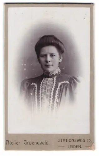 Fotografie Atelier Groeneveld, Leiden, Stationsweg 13, Porträt einer Dame 1910